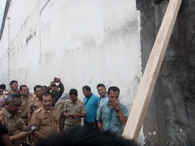 Suasana pembongkaran pagar Lippo Mall siang ini (5/4)