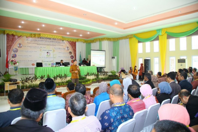 Wali Kota Jambi, Sy Fasha Saat Menjadi Narasumber Seminar di Gedung Putro Retno 