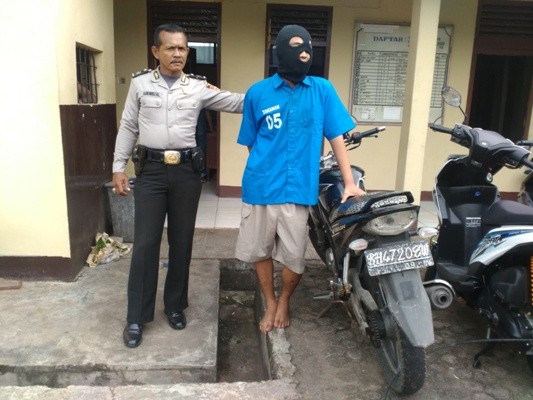 Tersangka dan barang bukti yang diamankan di Mapolsek Kotabaru.