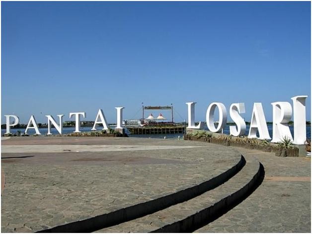 Pantai Losari menjadi salah satu tempat yang wajib dikunjungi di Makassar