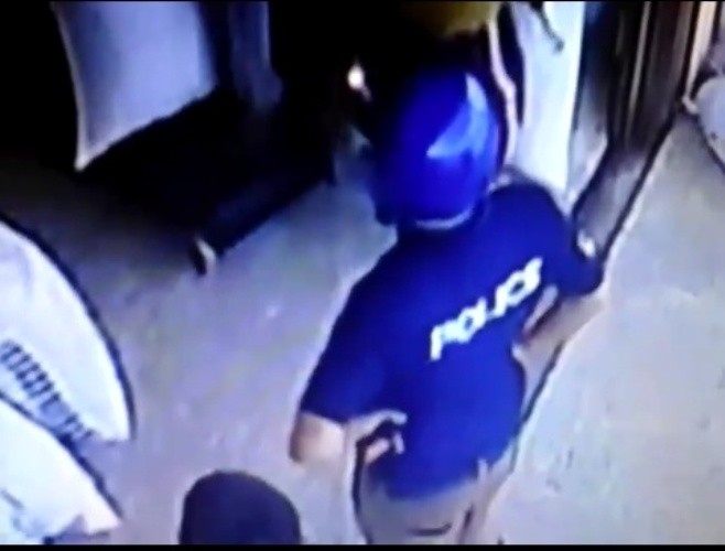 Heru mengenakan baju dengan tulisan Police saat beraksi.