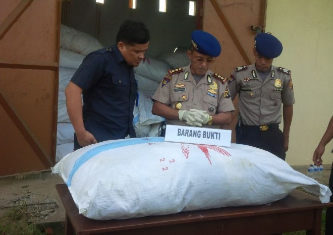 Pakaian bekas yang diamankan oleh Anggota Subdit Gakkum Polair Polda Jambi, Rabu (6/4) siang