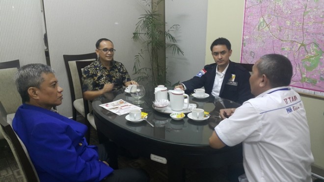 Gubernur Jambi bersama Wasekjend DPP PAN membicarakan masalah harga karet Jambi dengan Wakil Ketua Kadin Pusat Prof Didik J Rachbini dan salah seorang komisaris perusahaan pembeli karet di Jakarta.