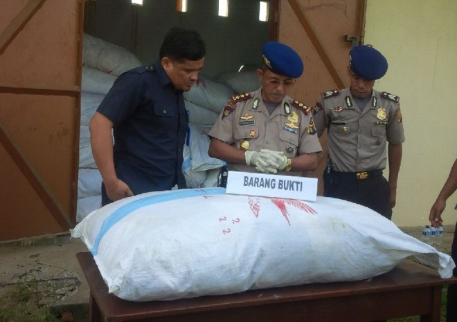 Pakaian bekas yang diamankan oleh Anggota Subdit Gakkum Polair Polda Jambi.