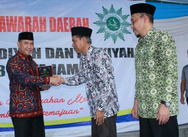 Wako Jambi SY Fasha menerima cindera mata dari Muhammadiyah