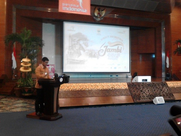 Gubernur Jambi Zumi Zola saat berpidato di Kementerian Pariwisata pagi ini (11/4)