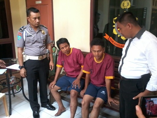 Kedua pelaku jambret yang diamankan anggota Polsek Jelutung.
