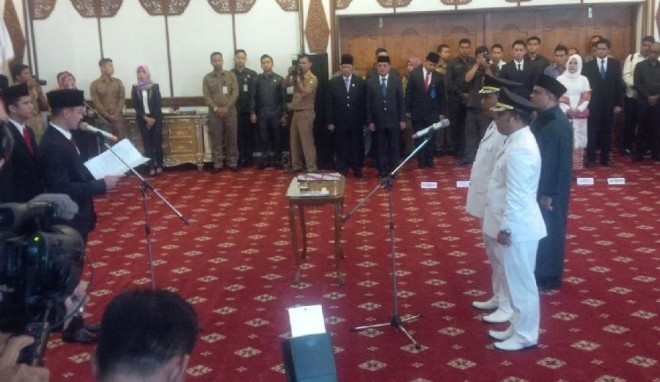 Gubernur Jambi Zumi Zola melantik Bupati dan Wabup Tanjabtim Selasa (12/4)