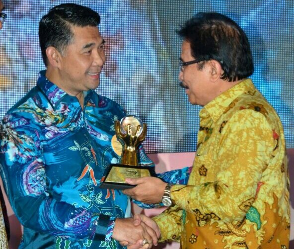 Wako Fasha menerima penghargaan yang diserahkan Menteri Bappenas Shofiyan Djalil