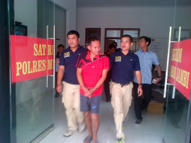 Tersangka digiring polisi di Polres Muaro Jambil (F/ELAN/JU)