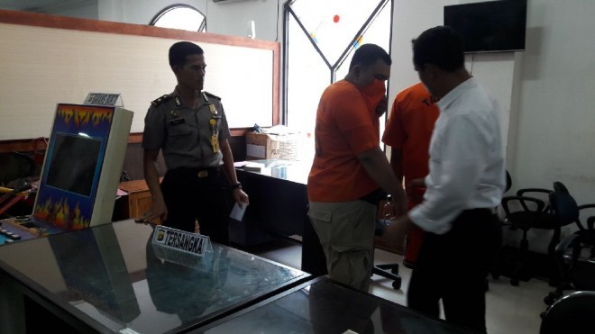 Dua tersangka judi jackpot yang diamankan di Mapolda Jambi beberapa waktu lalu.