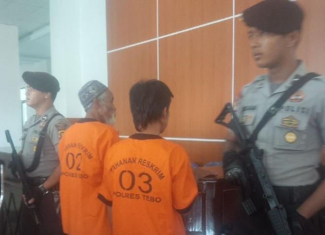 Dua tersangka kasus pembunuhan gajah di Tebo yang sudah diamankan polisi