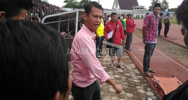 Ahmad Fauzan saat memimpin Tim PS Bungo di Gubernur Cup Jambi 2015 lalu