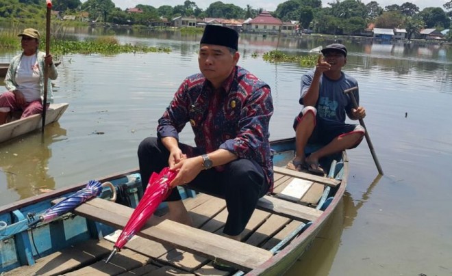 Wako melihat kondisi Danau Sipin menggunakan perahu