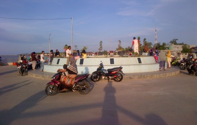 Warga menikmati senja di pelabuhan Marina Kuala Tungkal