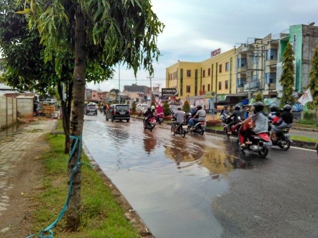 Ruas jalan yang tergenang air di Jalan Kapten Pattimura, Kenali Besar, Minggu (17/4)