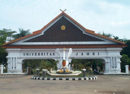 Gerbang Universitas Jambi Kampus Mendalo Darat.