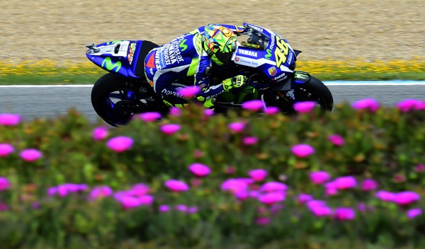 Rider Movistar Yamaha Valentino Rossi melahap tikungan di Circuito de Jerez. Foto: AFP