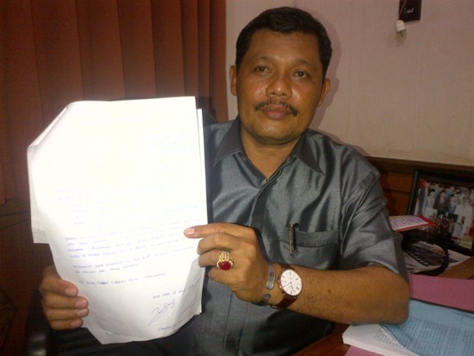 Ketua BK DPRD Muarojambi saat menunjukkan laporan tertulis suami WS.