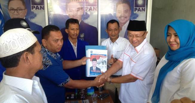 Cabup Sarolangun Cek Endra di dampingi istri menyerahkan formulir pendaftaran Cabup PAN di DPD PAN Sarolangun Senin (25/4). (ANDEZ/JE)