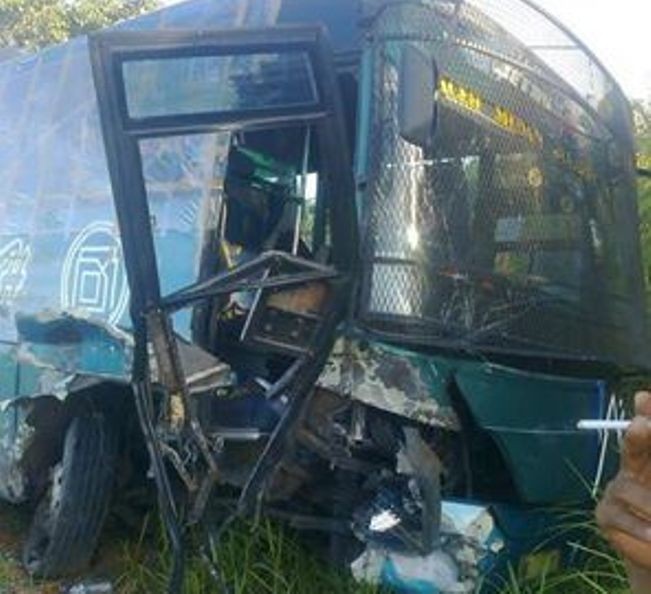 Bus AKAP ringsek di bagian depan usai bertabrakan di Jalinsum Bungo