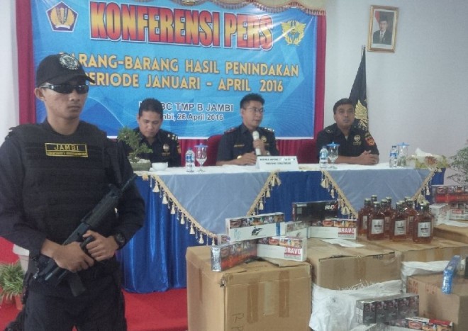  Kantor Pengawasan dan Pelayanan Bea dan Cukai Tipe Madya Pabean B Jambi menggelar jumpa pers Selasa (26/4) setelah berhasil mengmankan barang ilegal. (F/DONI/JU)