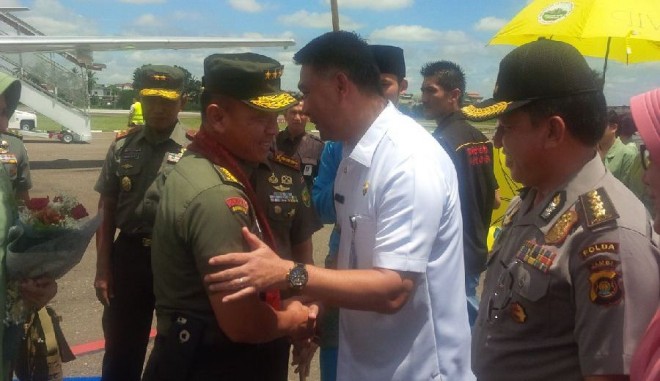 Wako Jambi menyambut kedatangan Kasad Jenderal TNI Mulyono Rabu (27/4) di bandara STS Jambi