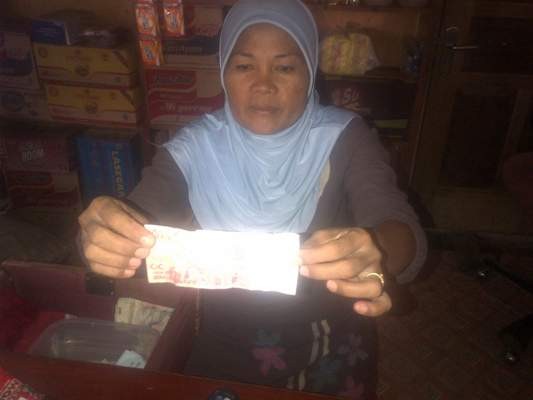 Barang bukti uang palsu yang ditunjukkan Evi kepada wartawan.