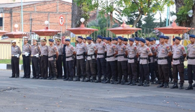 Aparat Polda Jambi siaga I dalam rangka menghadapi peringatan hari buruh internasional yang jatuh pada hari ini (1/5)