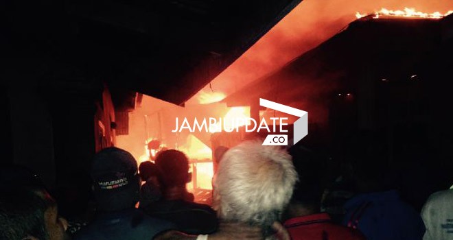 Kebakaran yang terhadi di Desa Pulau Aro, Tabir Ulu, Merangin malam ini (4/5)