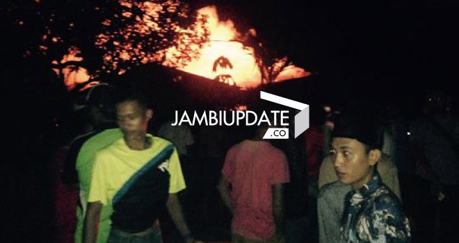 Kebakaran yang terhadi di Desa Pulau Aro, Tabir Ulu, Merangin malam ini (4/5)