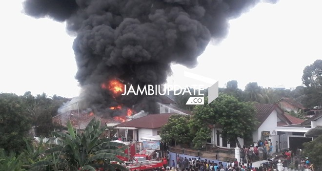 Kebakaran di Jalan Pattimura siang ini (8/5)