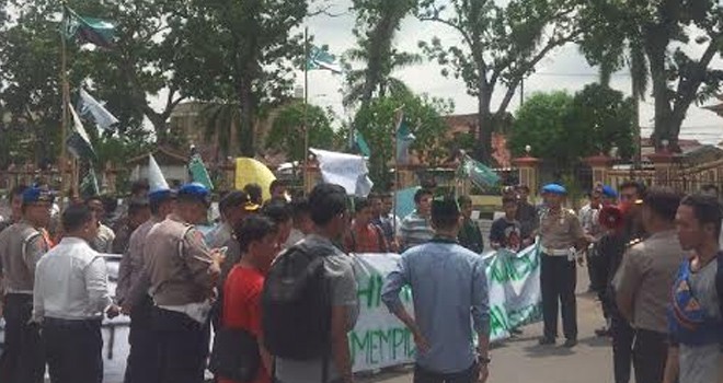 Puluhan Mahasiswa yang tergabung dalam Himpunan Mahasiswa Indonesia (HMI) Jambi, Senin (9/5) melakukan aksi di Polda jambi.