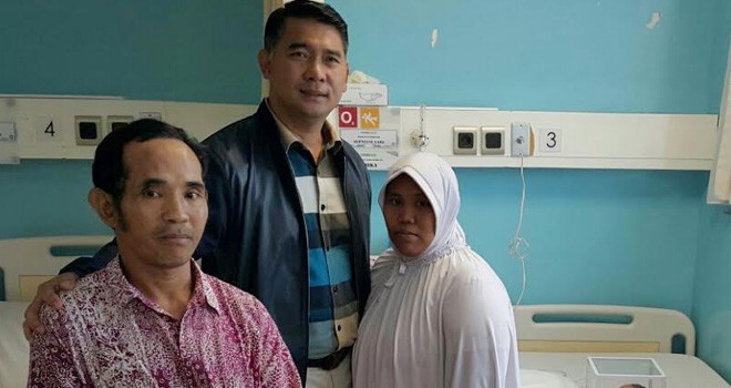 Wali Kota Jambi SY Fasha menjenguk Aliya bayi 4 bulan yang didiagnosa mengalami kelainan jantung.