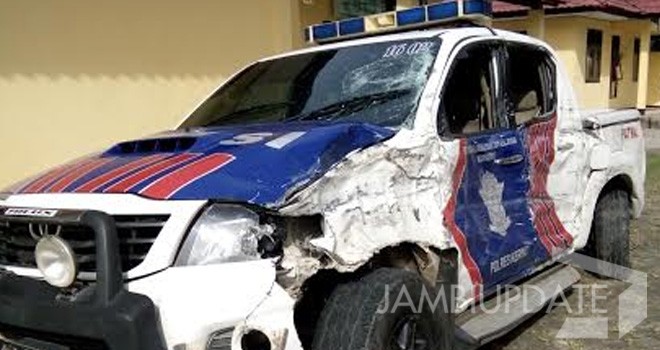 Mobil Patwal 1602 Polres Kerinci dengan nomor polisi XXVI-1102-31 yang ditabrak mobil batu bara.
