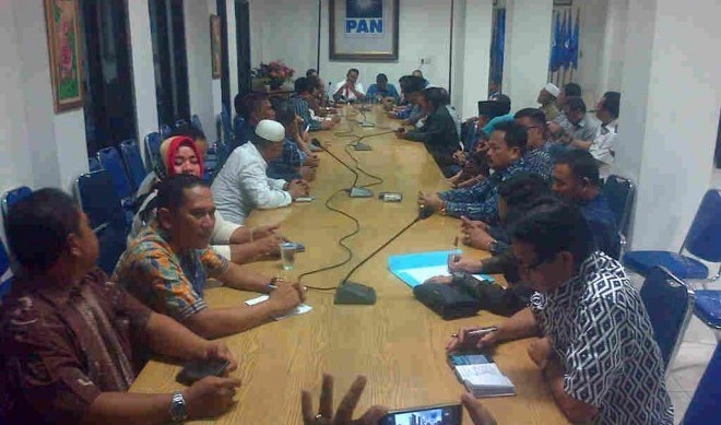 Kandidat cabup dan cawabup PAN bertemu di DPW PAN Jambi semalam (13/5)