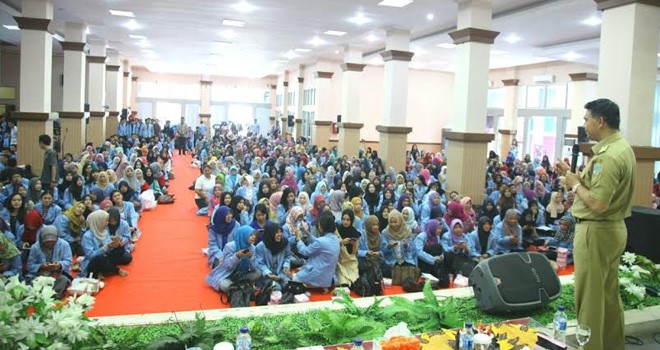 Wali Kota Jambi H. Syarif Fasha menjadi pembicara dalam rangka pembekalan mahasiswa akhir Politeknik Negeri Sriwijaya yang berlangsung di Graha Polsri Palembang, Sabtu (14/5).