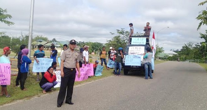 Masa yang mendatangi Dinas Perkebunan dan Kehutanan Sarolangun.