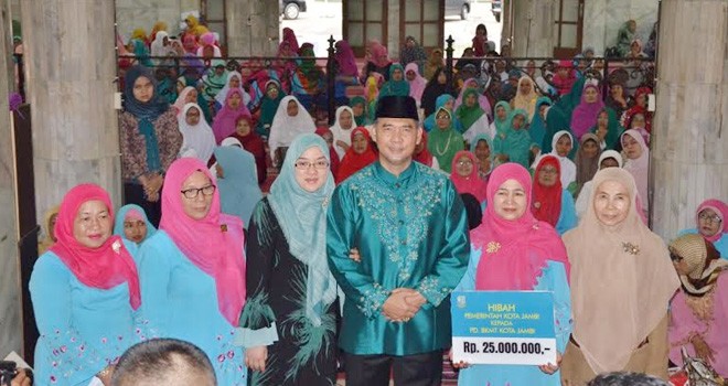 Wali Kota Jambi H. Syarif Fasha menghadiri Peringatan Isra Mikraj bersama BKMT yang digelar di Masjid Nurdin Hasanah pada Senin (16/5)