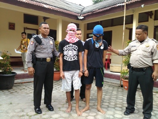 Dua pelaku yang diamankan di Mapolsek Telanaipura.