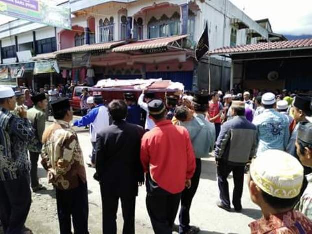 Jenazah Ningsih saat hendak dimakamkan di Pelompek, Kerinci