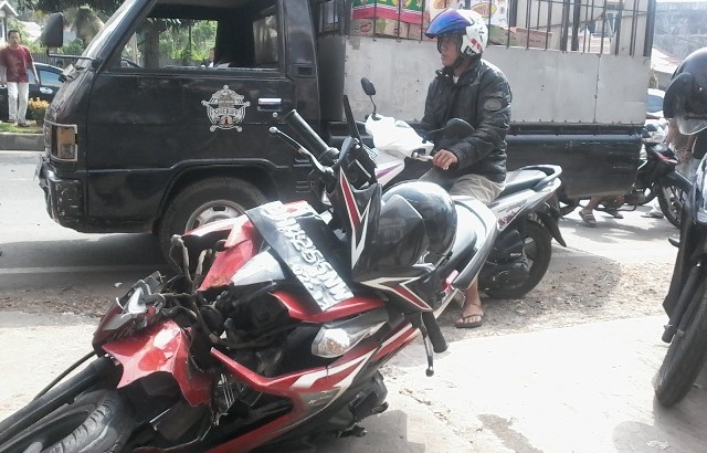 Sepeda motor yang mengalami tabrakan di Pattimura siang ini (19/5)