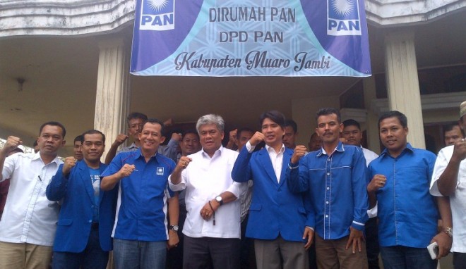 Agustian bersama BBS dan kader usai mendaftar di penjaringan kandidat PAN Muaro Jambi