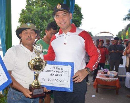 Walikota Jambi, Sy Fasha saat memberikan hadiah kepada para pemenang lomba perahu. 