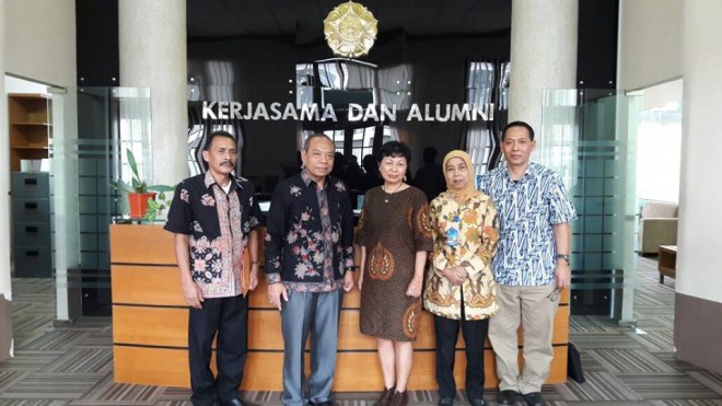 Kepala Dinas Pendidikan bersama Kasubag Perencanaan dan staf foto bersama Direktur kemitraan UGM usai menggelar pertemuan.