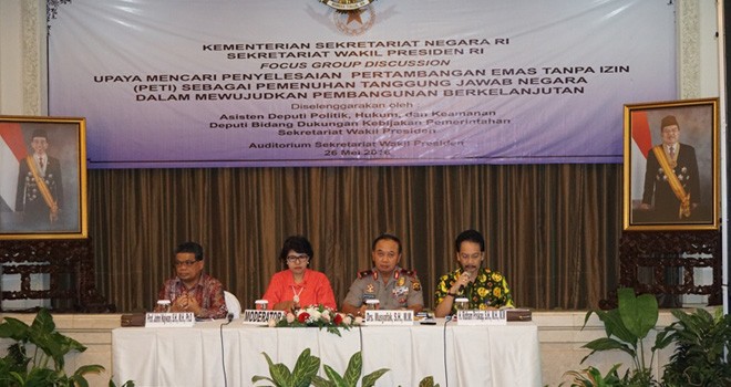 Penyelesaian Penambangan Emas Tanpa Izin (PETI) di Auditorium Sekretariat Wakil Presiden Kementerian Sekretariat Negara Republik Indonesia, Jakarta Pusat, Kamis (26/5).