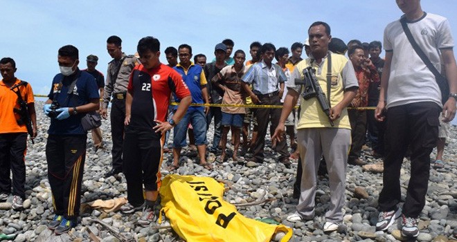 Polisi mengevakuasi jasad korban dari lokasi kejadian.