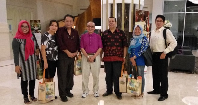 Malaysia Tourism Promotion Board melakukan promosi program wisata ke Malaysia, terlihat suasana diskusi antara Azhari Haron, Direktur Malaysia Tourism Promotion Board dan pengusaha Travel dan media yang ada di Jambi. 