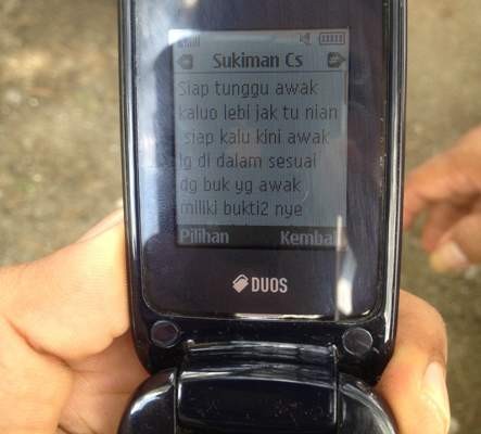 SMS ancaman dari SUkiman yang ditunjukkan Asmara.