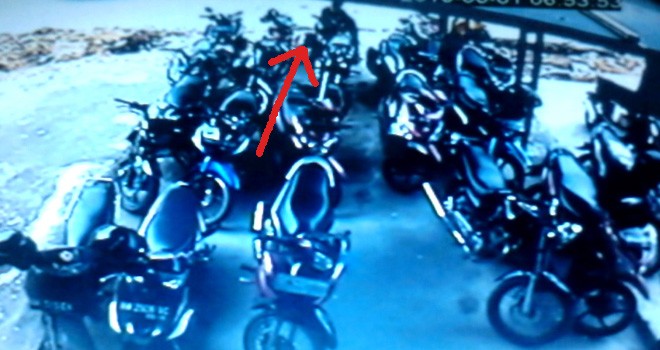 Pelaku curanmor yang terekam cctv dikantor Batanghari Vision Kota Jambi, Rabu (1/6).